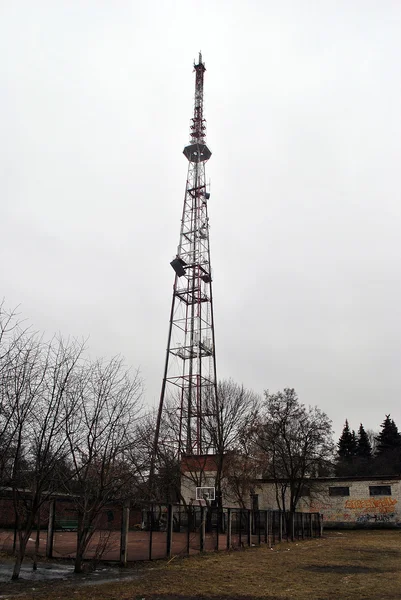 De zendmast van Tsjernihiv midden in de stad — Stockfoto