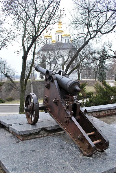 Старая пушка перед церковью в Чернигове — стоковое фото