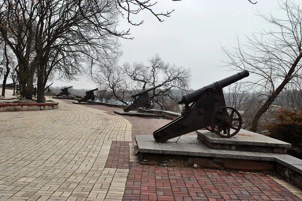 A lot of old steel gun on bank of Desna River in Chernihiv, Ukraine — Stock Photo, Image