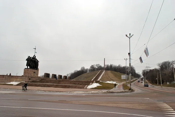 Grand complexe de monuments de gloire avec stella sur le dessus à Tchernihiv — Photo