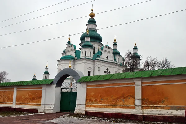 Троицкий монастырь в Чернигове с видом на монастырский двор — стоковое фото