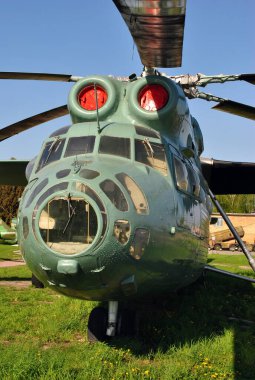 Şehirdeki askeri helikopter.