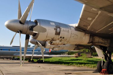 Eski uçak müzenin hangarında duruyor.