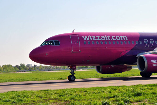 посадка пассажирского самолета в аэропорту