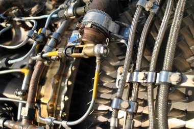 Eski bir uçağın motorunun ayrıntıları