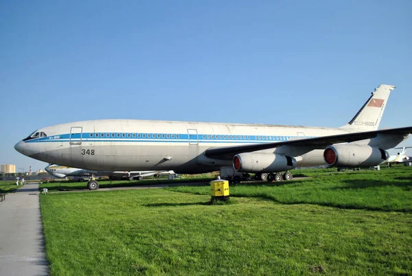 Eski Sovyet uçağı müzeye park edilmiş.