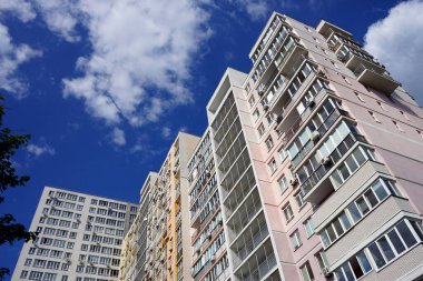 Modern evin üzerinde mavi bir gökyüzü                               