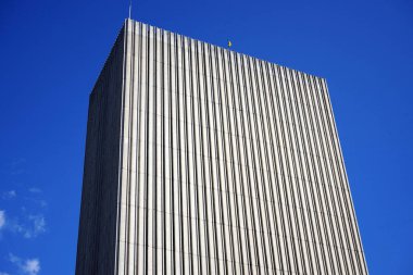 Kütüphanenin gri bir binası.                               