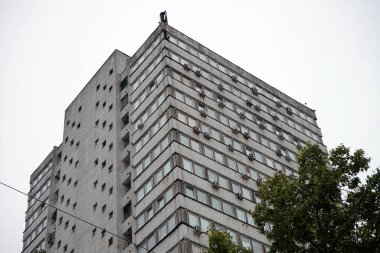 Ofis binasının köşesinde.                               