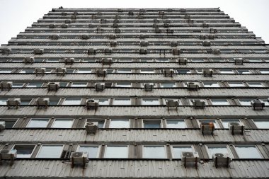 Bir sürü penceresi olan bir ofis binası                               