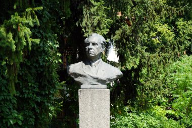 Ünlü şairin anıtı.                             