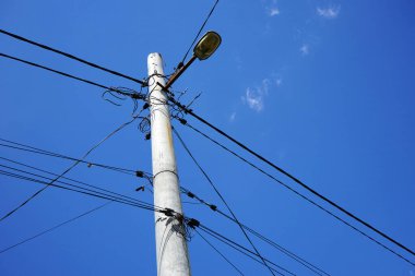 Elektrikli sütun ve gökyüzü                             