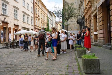 şehrin sokakta turistler
