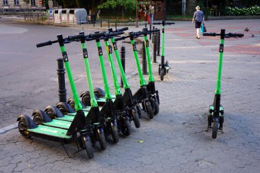 Şehirde elektrikli scooter park yeri