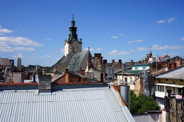 Şehir manzarası, çatılar ve binalar.