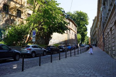 Lviv 'deki eski sokakta.