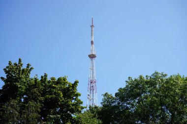 Gökyüzü arkaplanındaki radyo kulesi