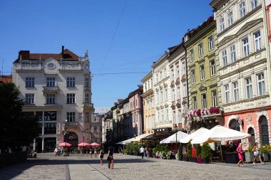 Lviv 'in merkezinde eski bir bina.