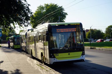 Toplu taşıma sistemi olan otobüs durağı.