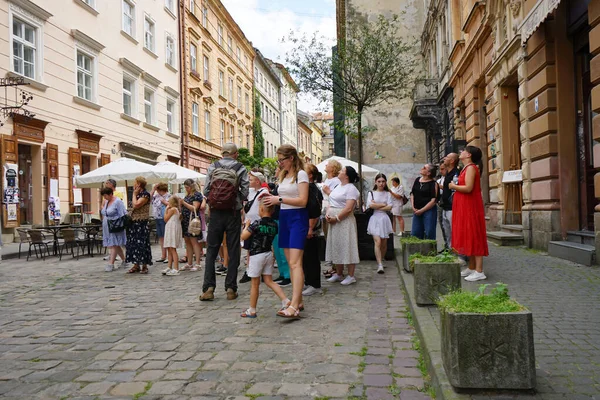 şehrin sokakta turistler