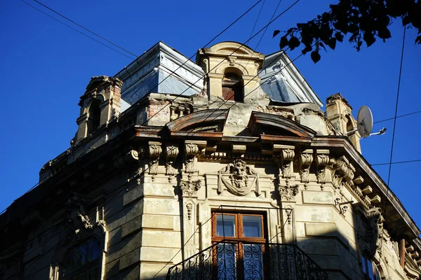 Bir evin ön cephesi