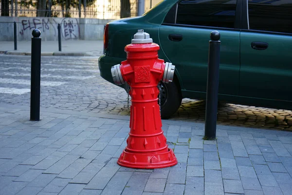 Caddedeki kırmızı yangın musluğu.