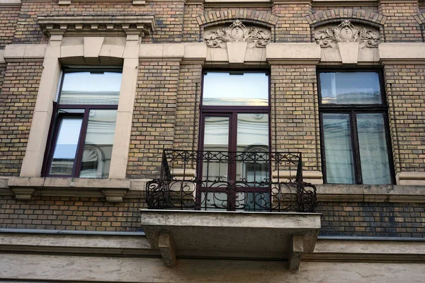 Balkon, binanın ön cephesi.