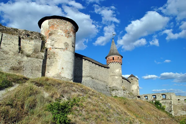 Un vecchio castello sulla collina — Foto Stock