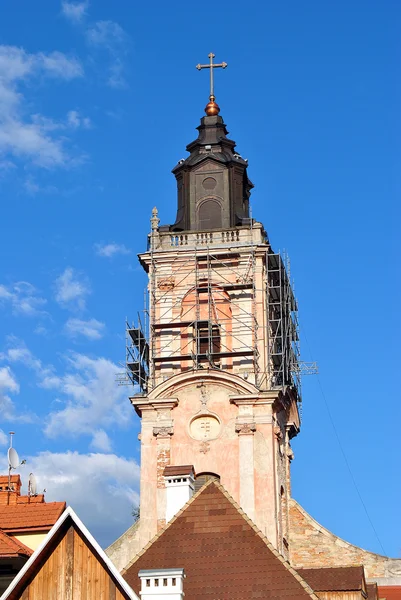 Церковная башня в ремонте — стоковое фото