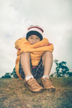 Doğa arka plan üzgün çocuk. Sorun aile kavramı. Retro 