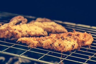 Yakın çekim. Karabiber üzerinde bir Barbekü ile ızgara tavuk.