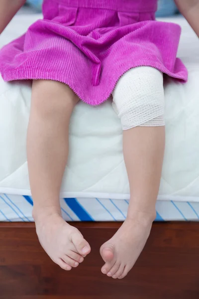 Kind gewond. Wond op de knie van het kind met pleister. — Stockfoto