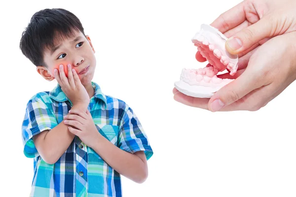 Asiatique garçon avec problème oral. Main humaine tenant moule dentaire. Isolé sur blanc . — Photo