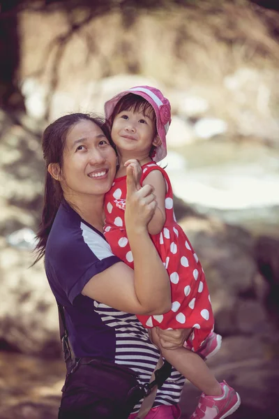 Azjatycki matki i piękne córki w wakacje. W stylu retro. — Zdjęcie stockowe