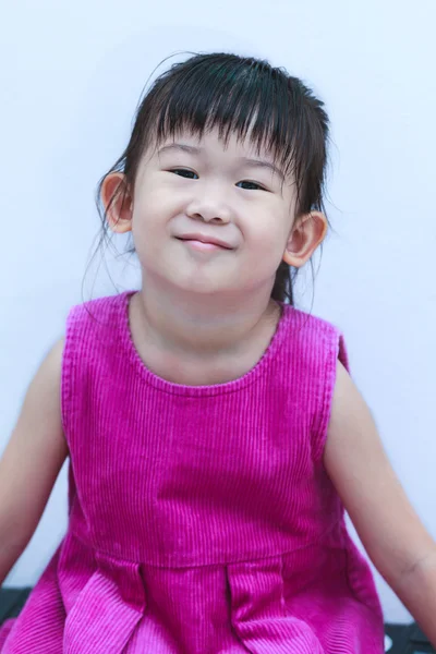 Retrato de uma linda menina asiática sorrindo e olhando para a câmera . — Fotografia de Stock