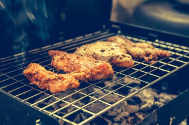 Izgara tavuk karabiber bir Barbekü ve duman ile. Vinta