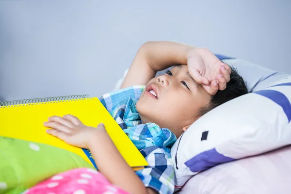 Cansado e entediado rapaz infeliz. Estudando duro, conceito de educação . — Fotografia de Stock