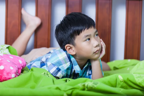 Triste niño dentro del dormitorio. Concepto de familias problemáticas . —  Fotos de Stock