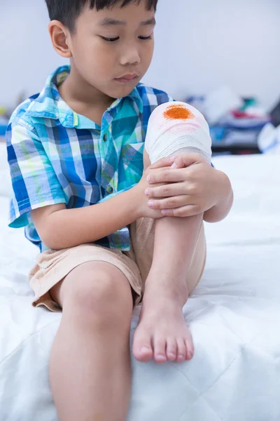 Criança ferida. Ferida no joelho da criança com bandagem . — Fotografia de Stock
