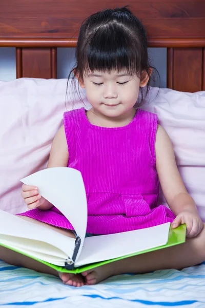 Menina asiática lendo um livro. Conceito de educação . — Fotografia de Stock