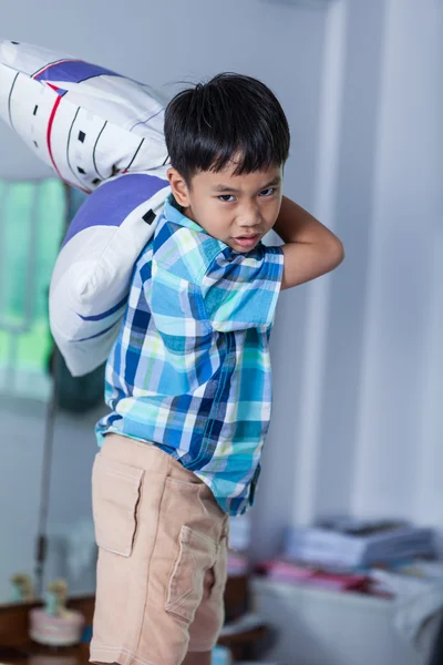 Un enfant asiatique agressif. Le garçon a l'air furieux. Humain négatif f — Photo