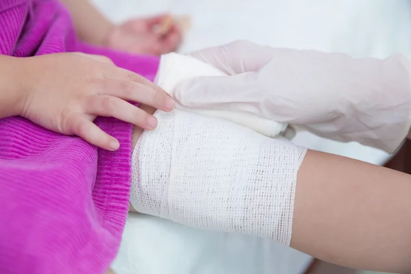 Criança ferida. Pediatra médico bandagem joelho da criança . — Fotografia de Stock