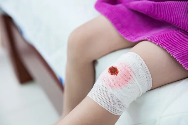 Niño herido. Herida en la rodilla del niño con vendaje . —  Fotos de Stock