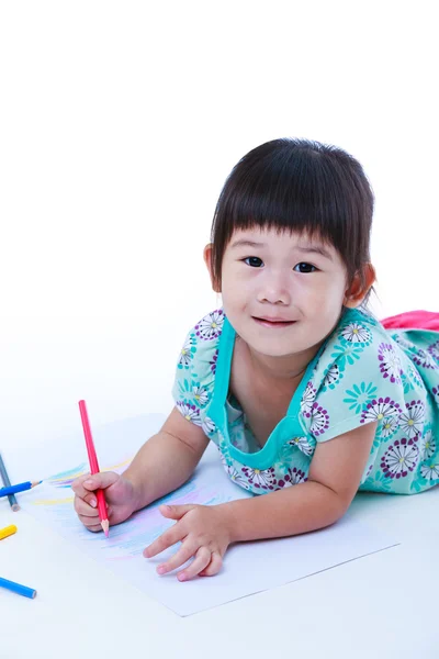 Bambino sdraiato sul pavimento e disegno su carta. Su bianco — Foto Stock