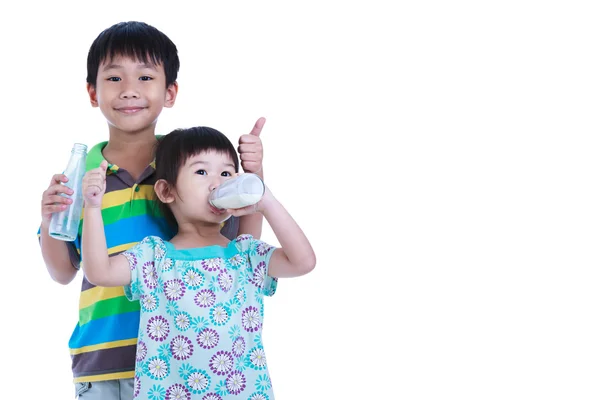 Два азиатских мальчика и девочка пьют молоко на белом. Питьевое молоко для здоровья . — стоковое фото