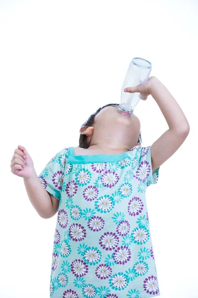 Rozkošná Asiatka pít mléčné výrobky mléko, na bílém pozadí. — Stock fotografie