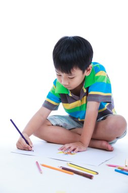 Çocuk yalan yere ve kağıt üzerine çizim üzerine. Beyaz