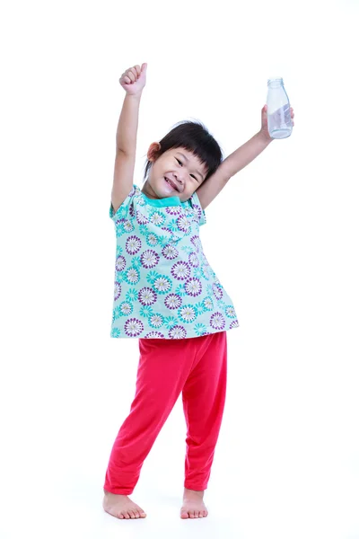 Bodu completo. Asiática bonita chica sonriendo y mostrando botella de leche , — Foto de Stock