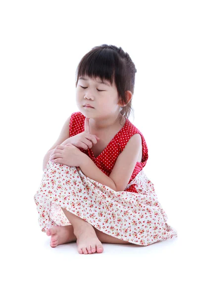 Adorável menina asiática com olhos fechados. Isolado sobre fundo branco — Fotografia de Stock