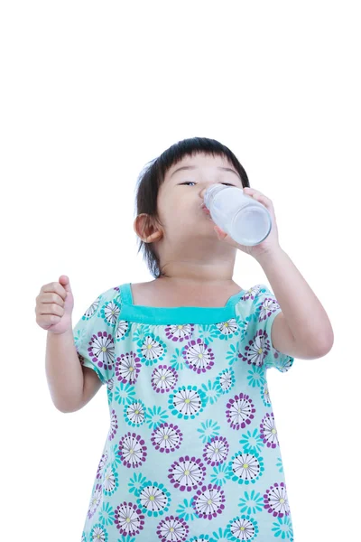 Reizend asiatisch mädchen trinken milch, auf weiß. — Stockfoto